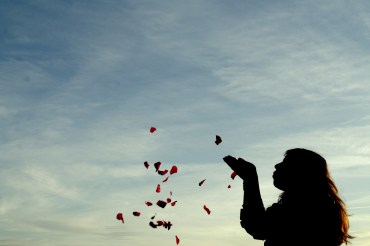 photo-femme-petales source photo libre