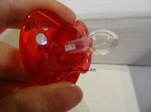 La tétine symétrique avec collerette incurvée