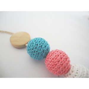 Source : http://mamawear-allaitement.fr/bijou-allaitement/251-collier-crochet-portage-rose-et-bleu.html