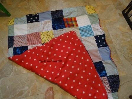 Un côté tout doux avec le plaid polaire... Et l'autre plein d'amour avec le patchwork des carrés offerts <3