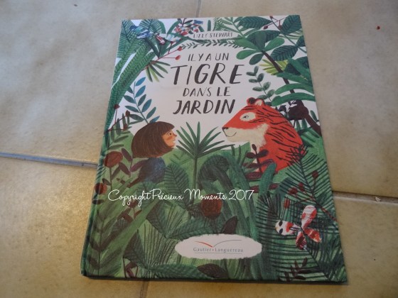 un tigre dans le jardin