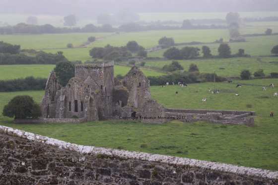 abbaye a cote rock of cashel