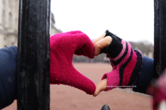 Londres - buckingham palace coeur main enfant london - copyright PRécieux Moments